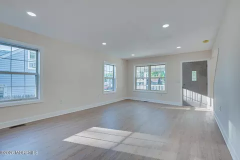 Living - 17 Washington Ave, Leonardo, NJ 07737 photo 2 of 3