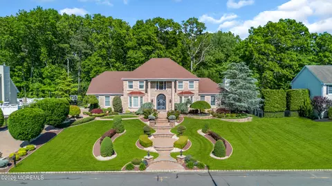 24 Alexis Dr, Farmingdale, NJ 07727