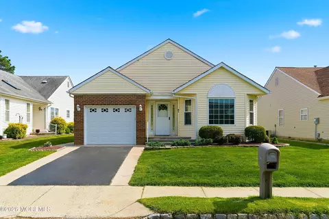 31 Portsmouth Dr, Toms River, NJ 08757