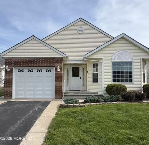 31 Portsmouth Dr, Toms River, NJ 08757