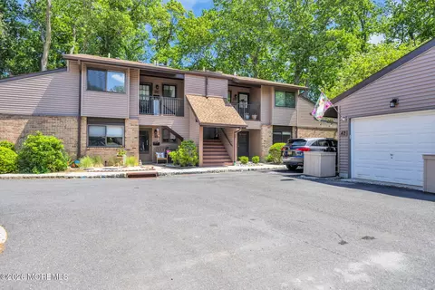 46 Friendship Ct, Red Bank, NJ 07701
