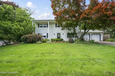 4 Duncan Dr, Morganville, NJ 07751