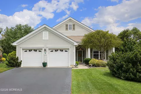 30 Gardenways Ct, Lakewood, NJ 08701