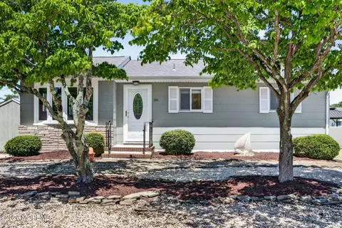 404 Whyatt Ct, Forked River, NJ 08731