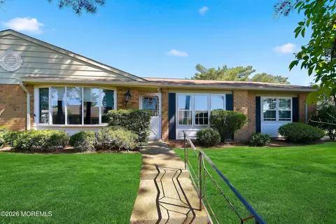 21 Cambridge Cir #B, Manchester, NJ 08759