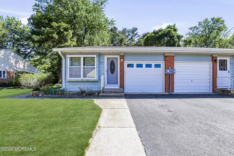 27 A Homestead Dr, Manchester, NJ 08759