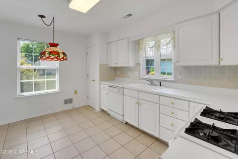 Kitchen - 21 Tudor Ct, Jackson, NJ 08527 photo 2 of 5