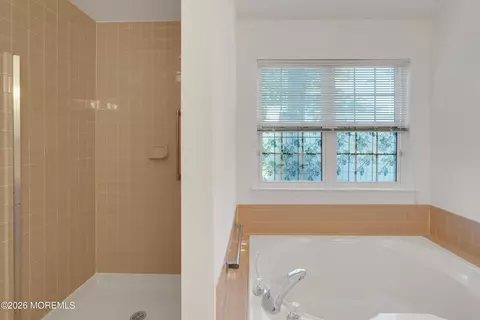 Bath - 21 Tudor Ct, Jackson, NJ 08527 photo 3 of 4