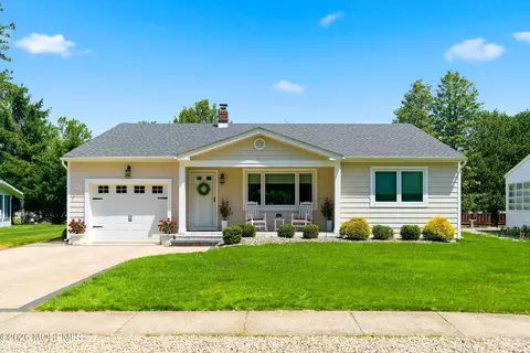 16 Crescent Dr, Toms River, NJ 08757