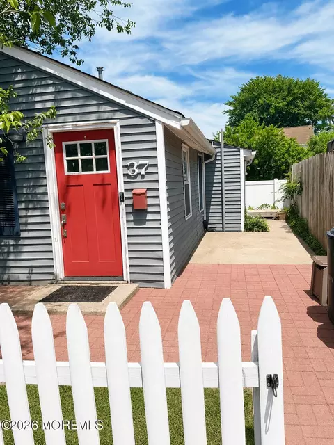 37 Myrtle Ave, Keyport, NJ 07735