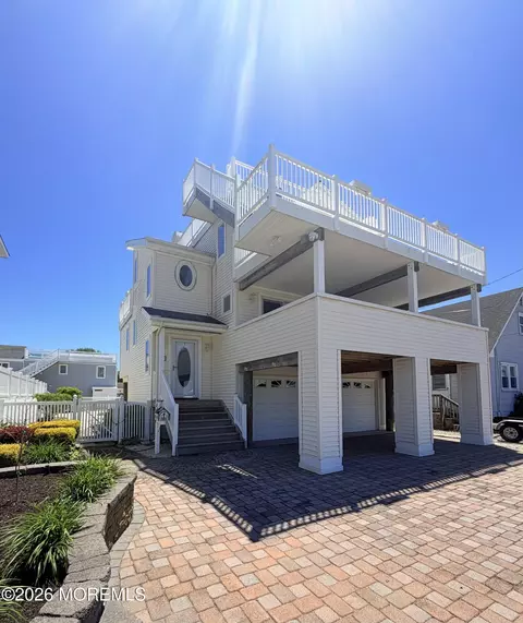 212 N Barnegat Ave, Surf City, NJ 08008