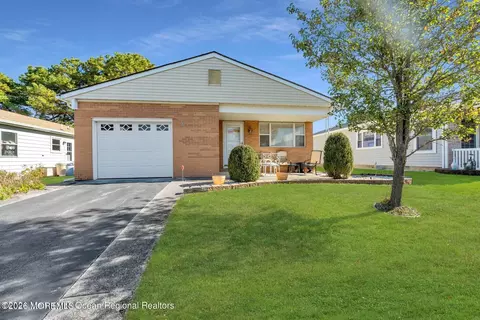 6 Olstins Ct, Toms River, NJ 08757