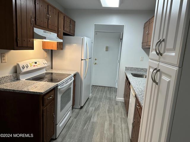 120 Amberly Dr #B, Manalapan, NJ 07726