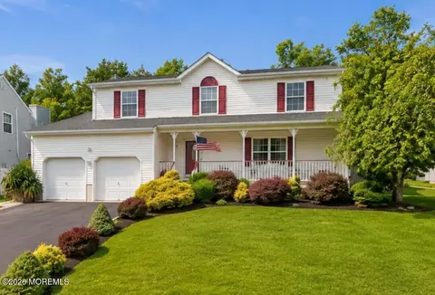 32 Pulaski Dr, Barnegat, NJ 08005