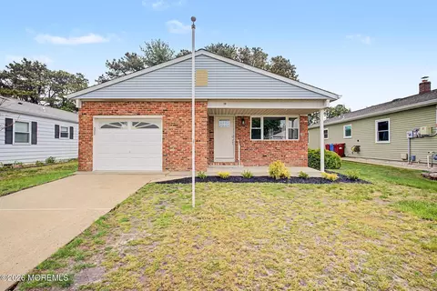 18 Camrose St, Toms River, NJ 08757