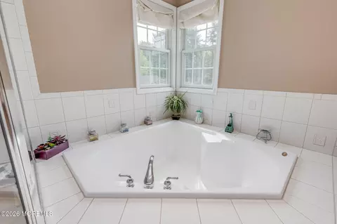 Bath - 2 Dellaira Ct, Wrightstown, NJ 08562 photo 3 of 6
