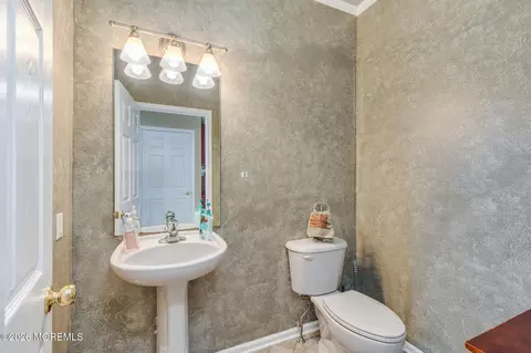 Bath - 2 Dellaira Ct, Wrightstown, NJ 08562 photo 1 of 6