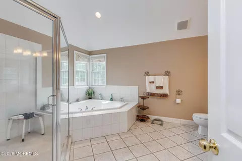 Bath - 2 Dellaira Ct, Wrightstown, NJ 08562 photo 2 of 6