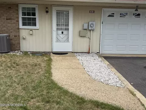 10 Yorkshire Ct # B, Manchester, NJ 08759