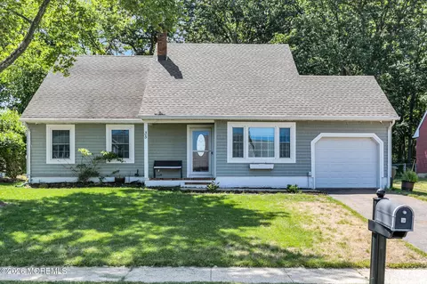 35 Lisa Dr, Hazlet, NJ 07730