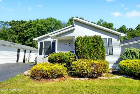 17 Brookview Ln, Manalapan, NJ 07726