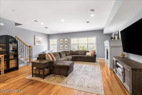 31 White Oak Ln, Aberdeen, NJ 07747