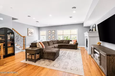31 White Oak Ln, Aberdeen, NJ 07747