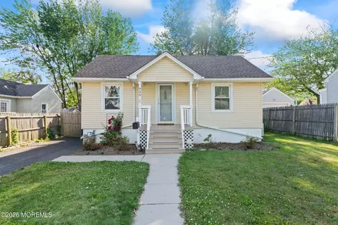 930 Woodmere Dr, Cliffwood Beach, NJ 07735