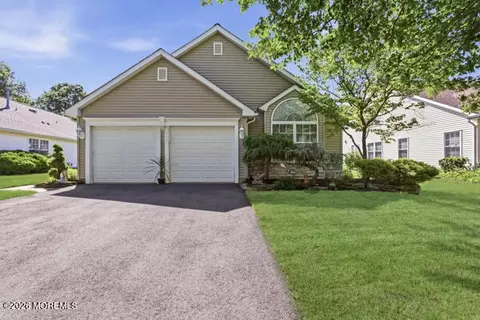 4 Rosewood Ct, Lakewood, NJ 08701