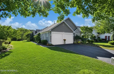 4 Rosewood Ct, Lakewood, NJ 08701