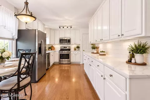 4 Rosewood Ct, Lakewood, NJ 08701
