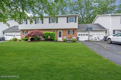2 Elizabeth Ct, Howell, NJ 07731