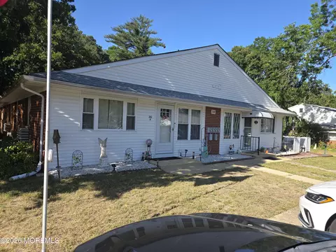 210 Laurel Pl, Whiting, NJ 08759