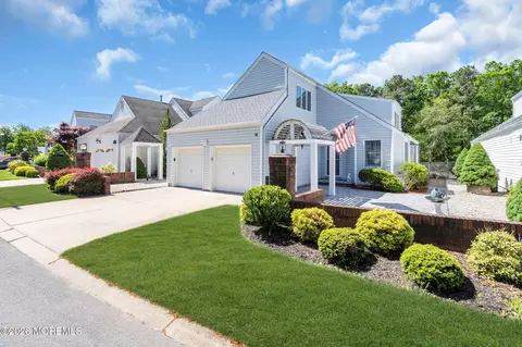 98 Longwood Dr, Manahawkin, NJ 08050