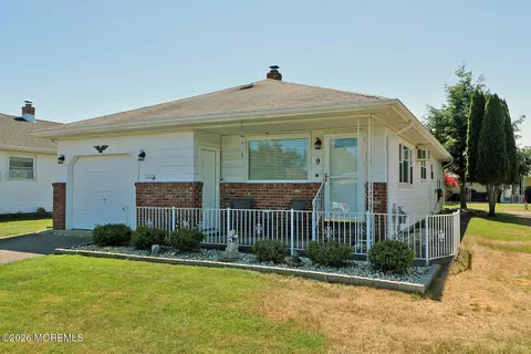 9 Bolans Ct, Toms River, NJ 08757
