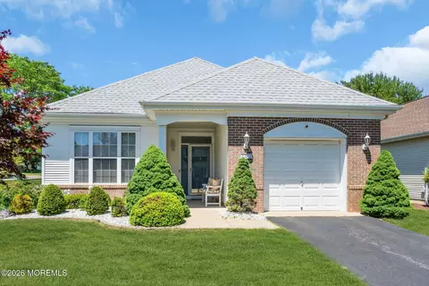 29 Greenways Ln, Lakewood, NJ 08701