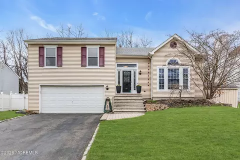 17 Heritage Dr, Howell, NJ 07731