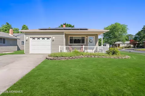 2 Biscayne St, Toms River, NJ 08757