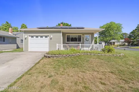 2 Biscayne St, Toms River, NJ 08757