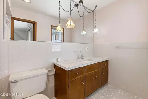 Bath - 832 Forepeak Dr, Forked River, NJ 08731 photo 2 of 6