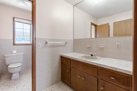 Bath - 832 Forepeak Dr, Forked River, NJ 08731 photo 5 of 6