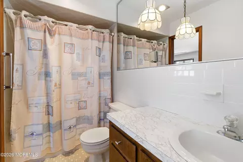 Bath - 832 Forepeak Dr, Forked River, NJ 08731 photo 3 of 6