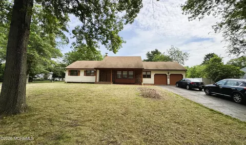 26 Sherwood Dr, Freehold, NJ 07728