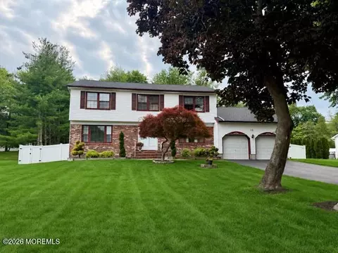 11 Sandpiper Dr, Manalapan, NJ 07726