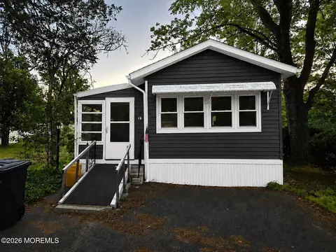19 Summit Dr, Cream Ridge, NJ 08514