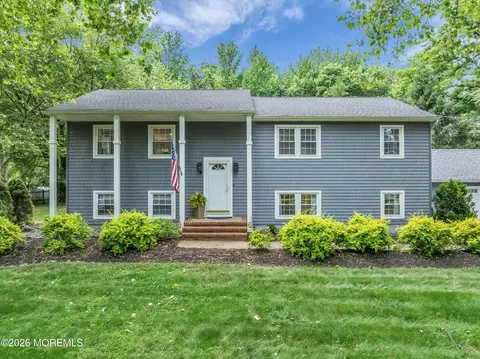 840 Nutswamp Rd, Red Bank, NJ 07701