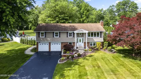 7 Saratoga Dr, Manalapan, NJ 07726
