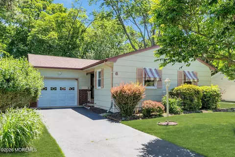 6 Woodbury Ct, Toms River, NJ 08757