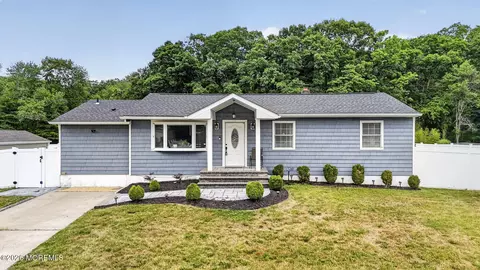40 Woodside Dr, Howell, NJ 07731