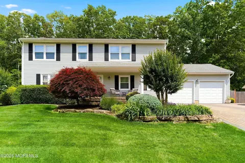 16 Redwood Dr, Toms River, NJ 08753